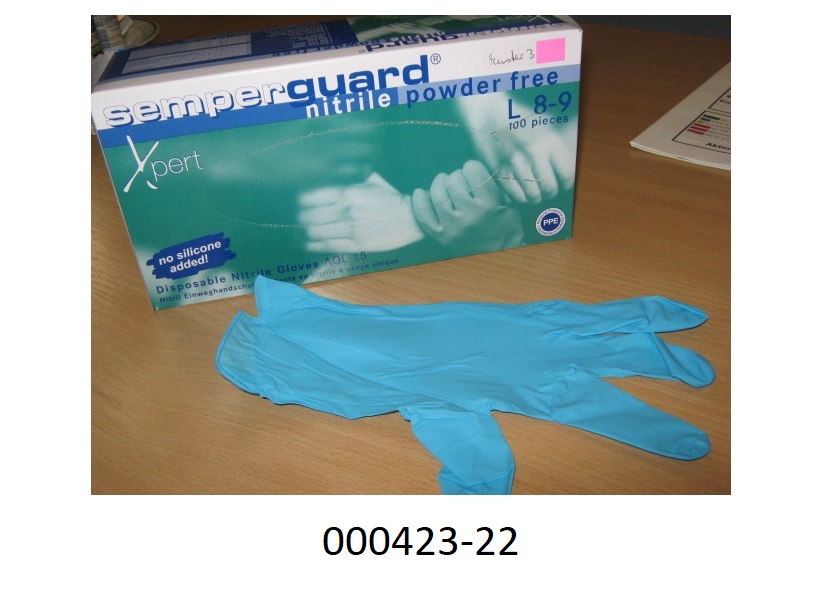 Fingerhandschuhe in Form von Einmal-Schutzhandschuhen
- bestehend aus synthetischem Weichkautschuk (Nitril-Butadien-Kautschuk) mit blaugrüner Farbe, mit einer Stärke von 0,30mm (Finger), 0,22mm (Handfläche) und 0,20mm (Stulpe),
- zu 100 Stück in einer bunt bedruckten Faltschachtel verpackt,
- nicht steril verpackt und puderfrei,
- die Anforderungen der Normen EN 455-1 (Prüfung auf Dichtigkeit) und EN 455-2 (Prüfung der Reißkraft) erfüllend.
(Abbildung siehe Anlage, Materialangaben laut Antragsteller)