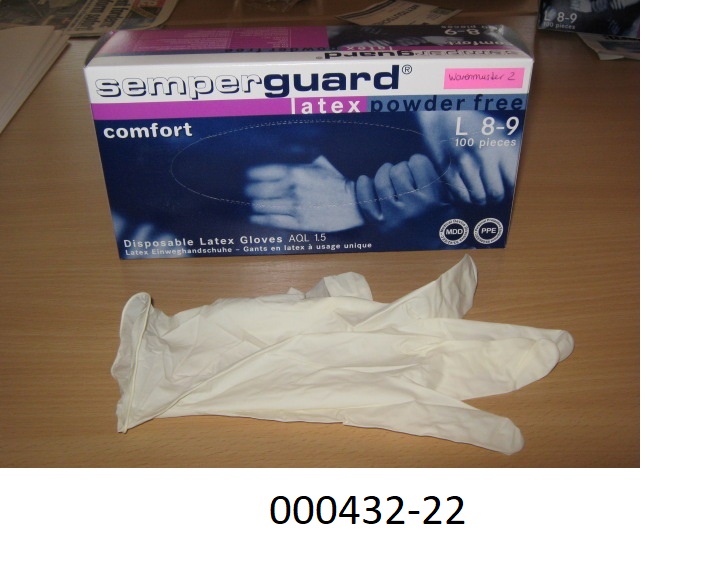 Fingerhandschuh in Form von Einmal-Schutzhandschuhen
- bestehend aus Naturkautschuk (Latex),
- in Größe L 8-9 vorliegend, 
- zu 100 Stück in einer bunt bedruckten Faltschachtel verpackt,
- nicht steril verpackt und puderfrei, 
- die Anforderungen der Norm EN 455-1 (Prüfung auf Dichtigkeit), EN 455-2 (Prüfung der Reißkraft), EN 420 und EN 374 erfüllend.
(Angaben laut Produktspezifikation, Abbildung siehe Anlage)