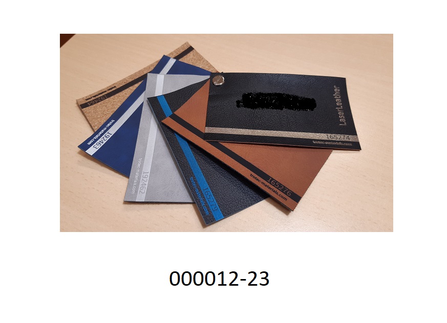6 Musterkarten
- biegsam, 10 x 6 cm groß, 
- an einer Ecke durch eine Metallschraube zusammengefügt, kann aufgefächert werden,
- bezüglich Oberfläche, Druck und Farbe unterschiedlich verarbeitet, 
- in überwiegender Zahl mit Spinnstoff unterlegt,
- auf den Oberflächen mit diversen Bezeichnungen, Art.Nr. uä bedruckt,
- für Anschauungs- bzw. Vorführzwecke bestimmt, zu anderer Verwendung nicht geeignet.
(Abbildung siehe Anlage)