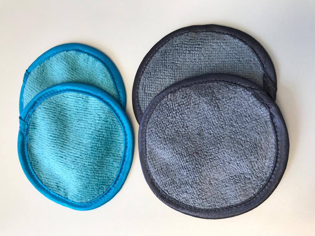 Wäsche zur Körperpflege, in Form eines Gesichtsreinigungspads
- rund verarbeitet, mit einem Durchmesser von ca. 10cm,
- bestehend aus einem Gewirke, überwiegend aus Polyester,
- am Rand mit einem Gewebestreifen eingefasst, somit konfektioniert,
- wird üblicherweise regelmäßig gewaschen,
- dient der Gesichtsreinigung und stellt sich damit als Wäsche zur Körperpflege dar, aufgrund der Verarbeitung keine Ware der Position 9616.
(Abbildung siehe Anlage)