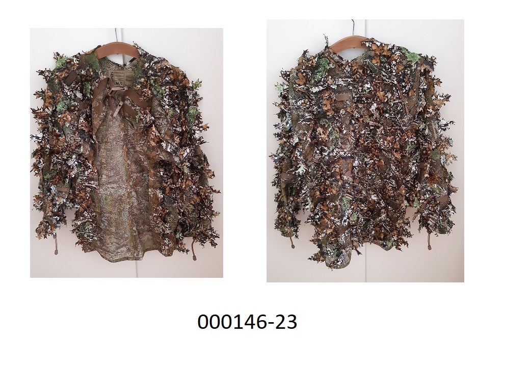 Andere Kleidung zum Bedecken des Oberkörpers
- bestehend aus einem leichten, netzartigen Gewirke aus Polyester mit aufgenähten Flächenerzeugnissen aus einem Gewebe aus Polyester (Tarnmuster grün-braun),
- westenartig gearbeitet, mit langen Ärmeln, welche im Pulsbereich mit Tunnelzug verengbar sind, 
- ohne Kragen und bis über die Hüfte reichend,
- verschließbar mittels zweier Steckverschlüsse aus Kunststoff im Dekolleté-Bereich,
- das Kleidungsstück dient der Tarnung im Gelände,
- das Gewirke bestimmt das Wesen der Ware,
- verpackt in einem Faltkarton.
(Abbildung siehe Anlage)