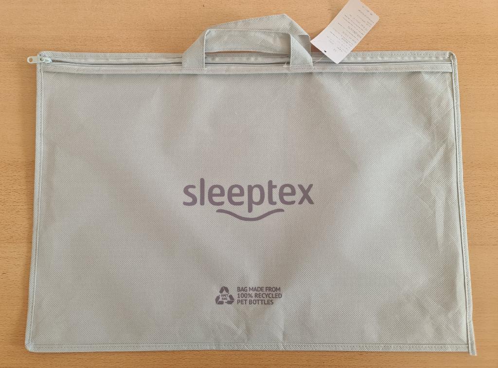 Beutel zu Verpackungszwecken, in Form eines Behältnisses zum Aufbewahren/Transportieren von Steppdecken, Kissen oder Oberbetten
- rechteckig zugeschnitten und in verschiedenen Größen vorliegend, 
- bestehend aus einem thermisch verfestigten Vlies aus Polyethylenterephthalat (PET) mit Firmenaufdruck, an den Kanten mit Randeinfassungen aus Vliesstoff verarbeitet,
- durch Zusammennähen konfektioniert,
- an der oberen Kante mit einem Reißverschluss verschließbar,
- mit Tragegriffen aus einem Vlies ausgestattet.
(Abbildung siehe Anlage, Material laut Firmenangaben)