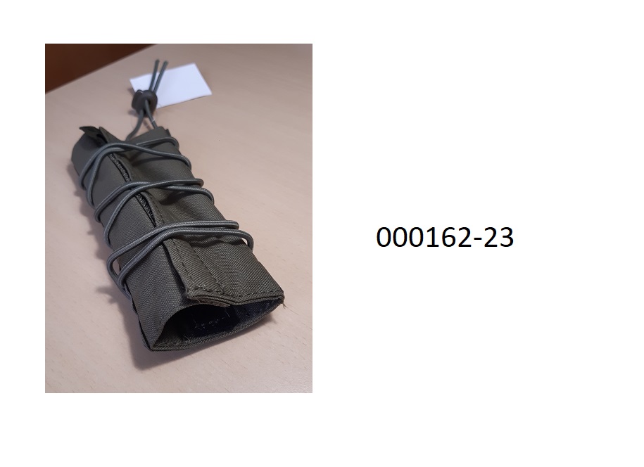 Zubehör für Waren der Positionen 9301 bis 9304
- in Form einer Umhüllung für einen Schalldämpfer
- bestehend aus einem dichten, mehrlagig gearbeiteten Gewebe
- ca. 15,5 cm lang und 7 cm breit (flachliegend)
- wird mittels eines Klettverschlusses und einer eingearbeiteten, elastischen Kordel mit Schnellverschluss, welche um die Umhüllung verläuft, um einen Schalldämpfer fixiert,
- innen mit einer Antirutsch-Auflage versehen.
Derartige Erzeugnisse dienen als Umhüllungen für Schäfte von Langwaffen der Erhöhung der Zielgenauigkeit und sind sowohl für Langwaffen der Position 9303 sowie 9304 gleichermaßen geeignet. Die Einreihung erfolgt unter Anwendung der AV 3c) in die zuletzt genannte der gleichermaßen in Betracht kommenden Unterpositionen.
(Abbildung siehe Anlage).