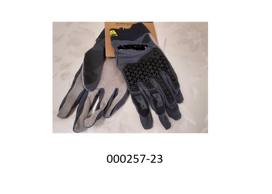 Fingerhandschuh 
- der Handrücken, der Pulsbereich und die Fingerzwischenräume bestehen aus einem Gewirke aus Polyester,
- die Handinnenfläche besteht aus einem lederähnlichen (textilen) Erzeugnis,
- im Pulsbereich mittels Klettverschlussband verengbar,
- mit einem Knöchelschutz verarbeitet,
- verpackt in einem Kunststofffoliensackerl.
Es handelt sich um einen Fingerhandschuh aus Gewirke.
(Abbildung siehe Anlage)