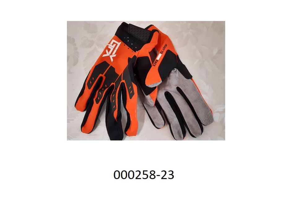 Fingerhandschuh (Motorradhandschuh) 
- bestehend aus einem gerauten, textilen Flächenerzeugnis auf der Handinnenfläche bzw. aus einem teilweise bedruckten, textilen Flächenerzeugnis am Handrücken und in den Fingerzwischenräumen,
- im Pulsbereich befindet sich ein Klettverschluss zum Verengen,
- verpackt in einem Kunststofffoliensackerl.
Der Fingerhandschuh besteht aus einem Gewirke aus Polyester bzw. Polyamid und einem Gewebe aus Polyester. Das Gewirke überwiegt augenscheinlich.
 (Abbildung siehe Anlage)