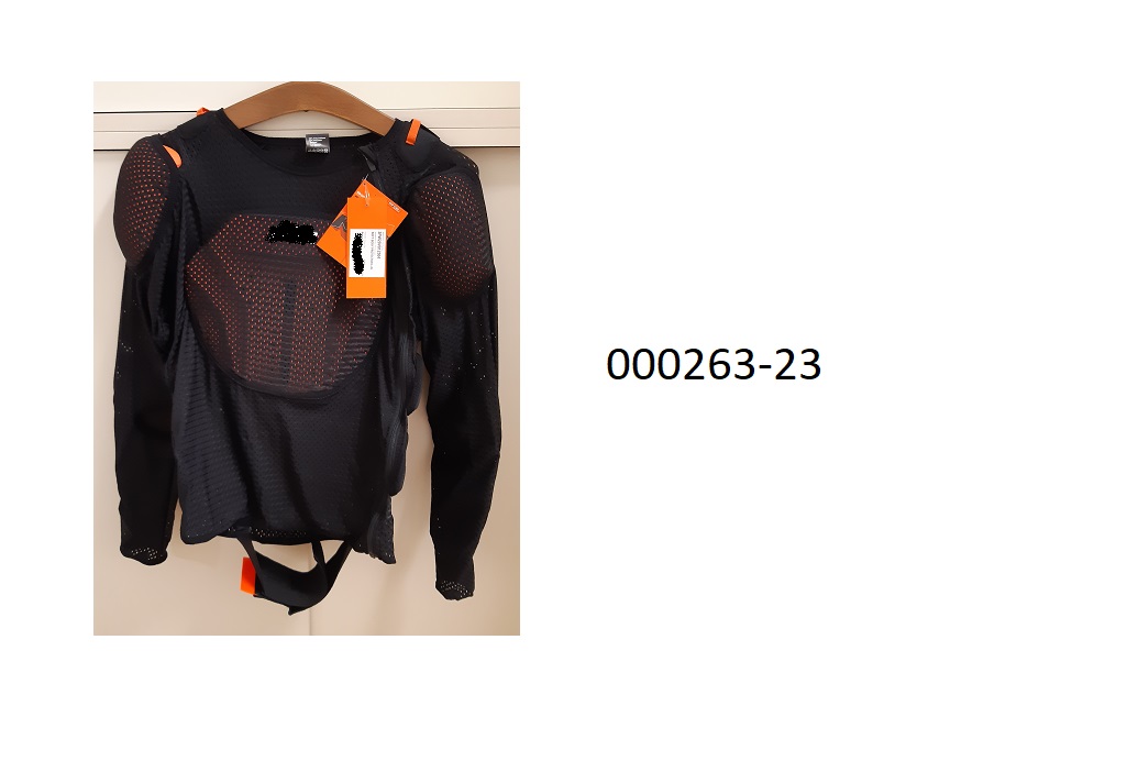 Ungefüttertes, westenähnliches Kleidungsstück zum Bedecken des Oberkörpers, 
- mit langen Ärmeln und bis zur Hüfte reichend,
- im vorderen Bereich mit einer durchgehenden Öffnung (Zippverschluss) verarbeitet,
- ohne Kragen und mit einem breiten Gürtel/Gurt (mit Klettverschluss verschließbar) verarbeitet,
- bestehend aus einem einfärbigen Gewirke aus Polyester,
- mit gesäumten Rändern,
- nicht als Männer- oder Frauenkleidung erkennbar,
- mit Protektoren aus einer geschäumten Masse auf Polyurethanbasis ausgestattet, welche sich im Brust-, Rücken,- Schulter- und Ellbogenbereich befinden, alle Protektoren sind herausnehmbar,
- stellt sich objektiv als Kleidungsstück in Form einer Weste dar, somit keine Schutzausrüstung der Position 9506.
(Abbildung siehe Anlage).