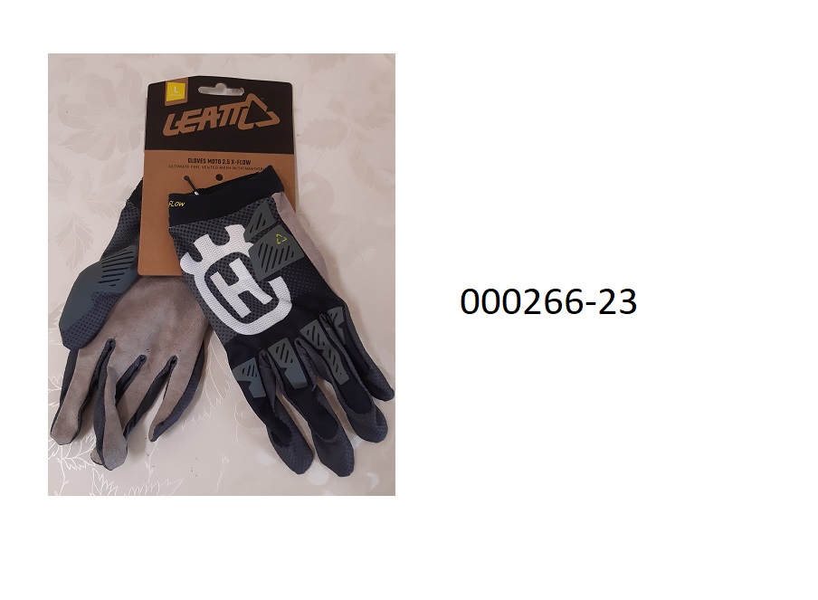 Fingerhandschuh 
- der Handrücken, der Pulsbereich und die Fingerzwischenräume bestehen aus einem Gewirke aus Polyester,
- die Handinnenfläche besteht aus einem lederähnlichen Erzeugnis
- im Pulsbereich mittels Klettverschlussband verengbar,
- am Handrücken mit einem Aufdruck versehen,
- verpackt in einem Kunststofffoliensackerl.
Der Anteil der Wirkware überwiegt.
(Abbildung siehe Anlage)