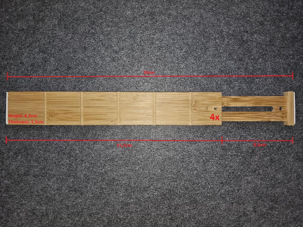Andere Ware aus Holz, in Form von Schubladentrenner
- aus Bambus gearbeitet,
- in 3 unterschiedliche Größen vorliegend, wobei ein Schubladentrenner mittels einer innenliegenden Metallfeder längenverstellbar ist und mit Einkerbungen an der Längsseite versehen ist
-- 41,5 x 6,5 x 1,5cm (Länge x Höhe x Stärke), 50cm ist die größtmögliche Länge
-- 18 x 6,5cm (Länge x Höhe)
-- 12 x 6,5cm (Länge x Höhe)
- der längenverstellbare Schubladentrenner ist an seinen Enden mit Kautschuk überzogen, um in der Lade fixiert werden zu können (Bambus ist bei dieser Ware wesensbestimmend).
Die Ware dient der Unterteilung einer Schublade, um Ordnung zu schaffen.
 (Abbildung siehe Anlage, Materialangaben laut Firmenangaben)
