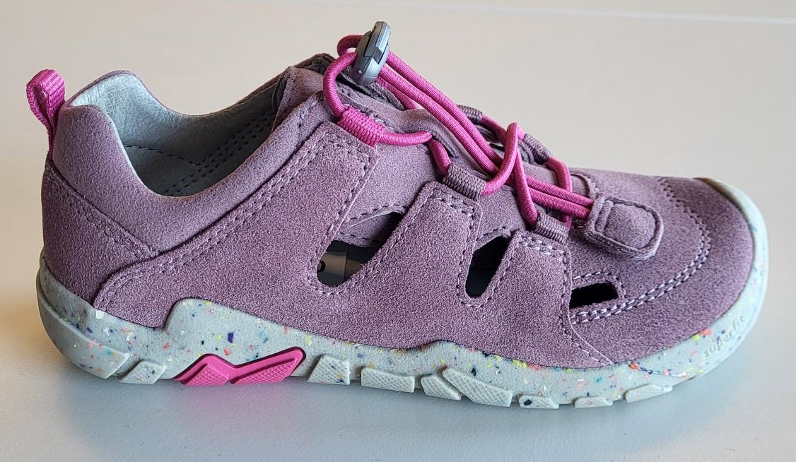 Schuh : 
- mit einem Gummizug verschließbar und mit einem geschlossenen Blatt verarbeitet (seitlich mit Öffnungen verarbeitet),
- den Knöchel nicht bedeckend,
- auf das Futter des Oberteiles ist ein lederähnliches Erzeugnis aufgebracht, welches das Obermaterial darstellt,
- mit einer Laufsohle aus Kautschuk, profiliert,
- Länge der Innensohle weniger als 24 cm,
- nicht als Mädchen- oder Knabenschuh erkennbar,
- verpackt in einem Faltkarton,
- nach der Konzeption und Ausstattung (Gummizug, seitliche Öffnungen) nicht für eine sportliche Betätigung geeignet (keine Stabilität!), daher kein Schuh für Trainingszwecke.
(Abbildung siehe Anlage)