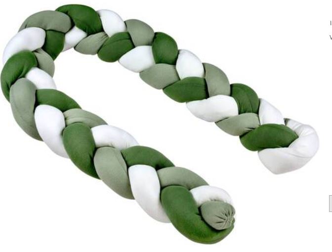Andere Ware zur Innenausstattung in Form eines geflochtenen Zopfes 
- mit den Maßen von ca. 200x15cm (LxB),
- die einzelnen, verflochtenen Stränge bestehen aus einer Füllung aus Polyester (100%) und einem Bezug aus einem Gewirke aus Baumwolle (100%), welcher nicht abnehmbar ist,
- durch Zusammennähen konfektioniert,
- dient dem Schutz vor Zugluft, kalten Gitterstäben in Babybetten, Stoß oder Verletzung u.ä.,
- aufgrund der Verwendung keine den Bettausstattungen ähnliche Ware der Position 9404,
- kennzeichnet sich aufgrund der eindeutig raumbezogenen Funktion als Ware zur Innenausstattung,
- verpackt in einem Kunststoffbeutel.
(Abbildung siehe Anlage, Materialangaben laut Antragsteller)