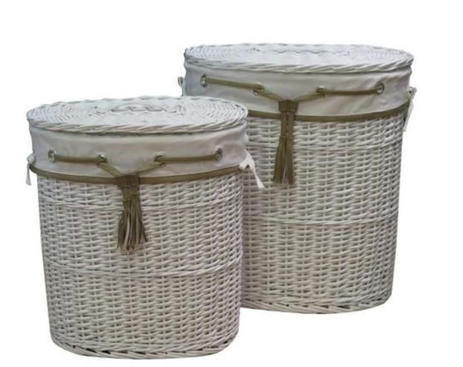 Korbmacherware in Form eines Korbsets, 
- bestehend aus 2 Körben mit den Maßen von 51 x 37 x H56cm bzw. 44 x 30 x H48cm,
- unmittelbar hergestellt aus Weide,
- innen mit einem gewebten Spinnstoff ausgelegt, welcher über den oberen Rand gezogen und dort mit einer durch den Korb durchgezogenen Kordel fixiert ist,
- mit einem Deckel aus Weide ausgestattet,
- laut Antragsteller handgearbeitet.
Das Wesen der Ware wird durch den Flechtstoff aus Weide bestimmt.
 (Abbildung siehe Anlage, Angaben laut Antragsteller)