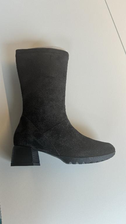Schuh in Form eines Stiefels :
- den Knöchel, nicht jedoch die komplette Wade bedeckend, 
- mit geschlossenem Blatt und einem Reißverschluss auf der Seite ausgestattet,
- mit einer schwach profilierten, mehrlagigen Laufsohle aus Kautschuk verarbeitet,
- mit einem Oberteil aus Leder, welches auf das Futter aufgebracht ist,
- Länge der Innensohle mehr als 24 cm,
- aufgrund der Verarbeitung (5cm hoher Stöckel) als Damenschuh erkennbar,
- aufgrund der Verarbeitung kein Sportschuh und kein Schuh für Sportzwecke,
- in einem Faltkarton verpackt.
(Abbildung siehe Anlage)