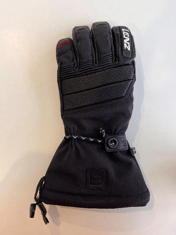 Fingerhandschuh 
- bis über das Handgelenk reichend,
- mit einer Stulpe verarbeitet,
- die Handinnenfläche und Fingerzwischenräume bestehen aus einem lederähnlichen Erzeugnis, der Handrücken besteht aus einem lederähnlichen Flächenerzeugnis und Spinnstoff (Gewebe aus Polyester), die Stulpe besteht aus einem Spinnstoff (Gewebe aus Polyester),
- im Pulsbereich und an der oberen Kante der Stulpe mittels Tunnelzug verengbar,
- in der Stulpe ist ein mittels Zippverschluss verschließbares Fach für Batterien eingenäht bzw. sind Heizelemente und ein Akku im Handschuh verarbeitet, der Handschuh ist somit beheizbar,
- verpackt in einem Beutel aus Kunststofffolie,
- das Leder bestimmt flächenmäßig und aufgrund seiner Bedeutung in Bezug auf die Verwendung den wesentlichen Charakter der gegenständlichen Ware,
- kein Spezialsporthandschuh (keine funktionellen Merkmale) oder Schutzhandschuh für Berufe.
(Abbildung siehe Anlage)