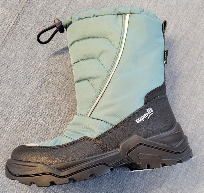 Schuh :
- den Knöchel, jedoch nicht die Wade bedeckend, 
- mit einem geschlossenen Blatt verarbeitet, mittels Tunnelzug an der oberen Kante des Obermaterials verschließbar;
- mit einer profilierten Laufsohle aus Kunststoff versehen;
- bestehend aus einem Oberteil aus auf das Futter aufgebrachten Gewebeteilen aus Polyester und Kunststoffteilen; wenn man jene Teile, welche Verstärkungs- und Zubehörteile darstellen, außer Acht lässt, überwiegt der Spinnstoffanteil an der äußeren, sichtbaren Schicht des Obermaterials;
- nicht als Mädchen- oder Knabenschuh erkennbar;
- Länge der Innensohle weniger als 24cm;
- verpackt in einem Faltkarton.
Schuhe, welche ausschließlich oder im Wesentlichen beim Gehen getragen werden.
Gem. der Erläuterungen zur KN zu Position 6404, 3. Absatz, bilden Schuhe, welche ausschließlich oder im Wesentlichen beim Gehen, Trekking, Wandern oder Bergsteigen getragen werden, die Ausnahme zu "Schuhen für Sportzwecke".
Aufgrund der Verarbeitung, welche die Stabilität bzw. Festigkeit des Fußes im Schuh nicht gewährleistet, ist der gegenständliche Schuh nicht für Trainingszwecke (Sportzwecke) geeignet.
(Abbildung siehe Anlage)