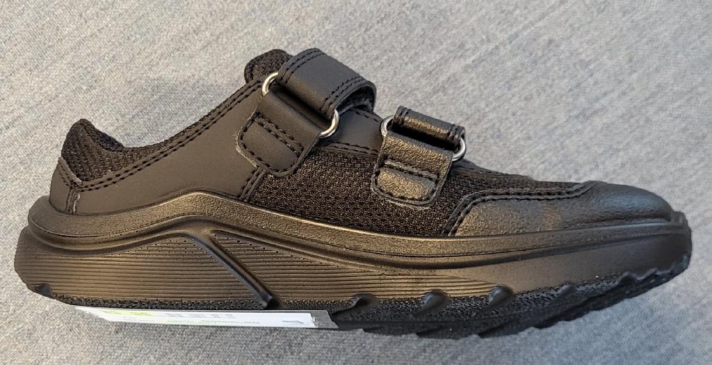 Schuh :
- den Knöchel nicht bedeckend, 
- mit einem geschlossenen Blatt und zwei Klettverschlüssen, über den Rist verlaufend, verschließbar;
- mit einer mäßig profilierten Laufsohle aus Kunststoff versehen;
- bestehend aus einem Oberteil aus auf das Futter aufgebrachten, textilen Flächenerzeugnissen aus einem Gewirke aus Polyester und Kunststoffteilen auf Polyurethanbasis, es überwiegt der Spinnstoff am Obermaterial;
- nicht als Mädchen- oder Bubenschuh erkennbar;
- Länge der Innensohle weniger als 24cm;
- verpackt in einem Faltkarton.
Schuhe, welche ausschließlich oder im Wesentlichen beim Gehen getragen werden.
Gem. der Erläuterungen zur KN zu Position 6404, 3. Absatz, bilden Schuhe, welche ausschließlich oder im Wesentlichen beim Gehen, Trekking, Wandern oder Bergsteigen getragen werden, die Ausnahme zu "Schuhen für Sportzwecke".
Aufgrund der Verarbeitung, welche die Stabilität bzw. Festigkeit des Fußes im Schuh nicht gewährleistet, ist der gegenständliche Schuh nicht für Trainingszwecke (Sportzwecke) geeignet.
(Abbildung siehe Anlage)