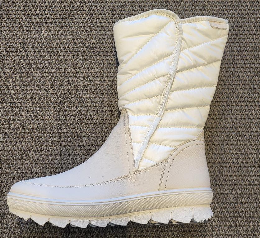 Schuh :
- den Knöchel, jedoch nicht die ganze Wade bedeckend, 
- mit einem geschlossenen Blatt verarbeitet, mittels Zippverschluss verschließbar;
- mit einer profilierten Laufsohle aus Kunststoff versehen;
- bestehend aus einem Oberteil aus auf das Futter aufgebrachten Gewebeteilen aus Polyamid und Lederteilen; wenn man jene Teile, welche Verstärkungs- und Zubehörteile darstellen, außer Acht lässt, überwiegt der Spinnstoffanteil an der äußeren, sichtbaren Schicht des Obermaterials;
- nicht als Mädchen- oder Knabenschuh erkennbar;
- Länge der Innensohle mehr als 24cm;
- verpackt in einem Faltkarton.
Schuhe, welche ausschließlich oder im Wesentlichen beim Gehen getragen werden.
Gem. der Erläuterungen zur KN zu Position 6404, 3. Absatz, bilden Schuhe, welche ausschließlich oder im Wesentlichen beim Gehen, Trekking, Wandern oder Bergsteigen getragen werden, die Ausnahme zu "Schuhen für Sportzwecke".
Aufgrund der Verarbeitung, welche die Stabilität bzw. Festigkeit des Fußes im Schuh nicht gewährleistet, ist der gegenständliche Schuh nicht für Trainingszwecke (Sportzwecke) geeignet.
(Abbildung siehe Anlage)