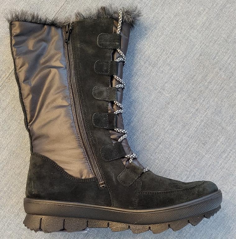 Schuh :
- den Knöchel, jedoch nicht die Wade ganz bedeckend, 
- mit einem geschlossenen Blatt verarbeitet, mittels Zippverschluss seitlich verschließbar bzw. mittels Schnürung an der Vorderseite verengbar;
- mit einer profilierten Laufsohle aus Kunststoff versehen;
- bestehend aus einem Oberteil aus auf das Futter aufgebrachten Gewebeteilen aus Polyester und Lederteilen, weiters sind Verstärkungsteile aus Leder aufgenäht; wenn man jene Teile, welche Verstärkungs- und Zubehörteile darstellen, außer Acht lässt, überwiegt der Spinnstoffanteil an der äußeren, sichtbaren Schicht des Obermaterials;
- nicht als Mädchen- oder Knabenschuh erkennbar;
- Länge der Innensohle mehr als 24cm;
- verpackt in einem Faltkarton.
Schuhe, welche ausschließlich oder im Wesentlichen beim Gehen getragen werden.
Gem. der Erläuterungen zur KN zu Position 6404, 3. Absatz, bilden Schuhe, welche ausschließlich oder im Wesentlichen beim Gehen, Trekking, Wandern oder Bergsteigen getragen werden, die Ausnahme zu "Schuhen für Sportzwecke".
Aufgrund der Verarbeitung, welche die Stabilität bzw. Festigkeit des Fußes im Schuh nicht gewährleistet, ist der gegenständliche Schuh nicht für Trainingszwecke (Sportzwecke) geeignet.
(Abbildung siehe Anlage)