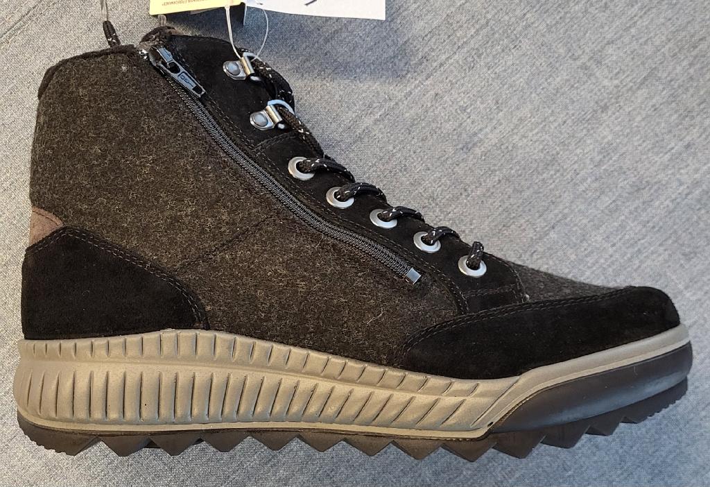 Schuh :
- den Knöchel, jedoch nicht die Wade bedeckend, 
- mit einem geschlossenen Blatt, zum Schnüren und mit Hakenösen verarbeitet, mittels Zippverschluss seitlich verschließbar;
- mit einer mäßig profilierten Laufsohle aus Kunststoff versehen;
- bestehend aus einem Oberteil aus auf das Futter aufgebrachten Filzteilen aus Wolle und aufgenähten Lederteilen als Verstärkungsteile; wenn man jene Teile, welche Verstärkungs- und Zubehörteile darstellen, außer Acht lässt, überwiegt der Spinnstoffanteil an der äußeren, sichtbaren Schicht des Obermaterials;
- nicht als Mädchen- oder Knabenschuh erkennbar;
- Länge der Innensohle mehr als 24cm;
- verpackt in einem Faltkarton.
Schuhe, welche ausschließlich oder im Wesentlichen beim Gehen getragen werden.
Gem. der Erläuterungen zur KN zu Position 6404, 3. Absatz, bilden Schuhe, welche ausschließlich oder im Wesentlichen beim Gehen, Trekking, Wandern oder Bergsteigen getragen werden, die Ausnahme zu "Schuhen für Sportzwecke".
Aufgrund der Verarbeitung, welche die Stabilität bzw. Festigkeit des Fußes im Schuh nicht gewährleistet, ist der gegenständliche Schuh nicht für Trainingszwecke (Sportzwecke) geeignet.
(Abbildung siehe Anlage)