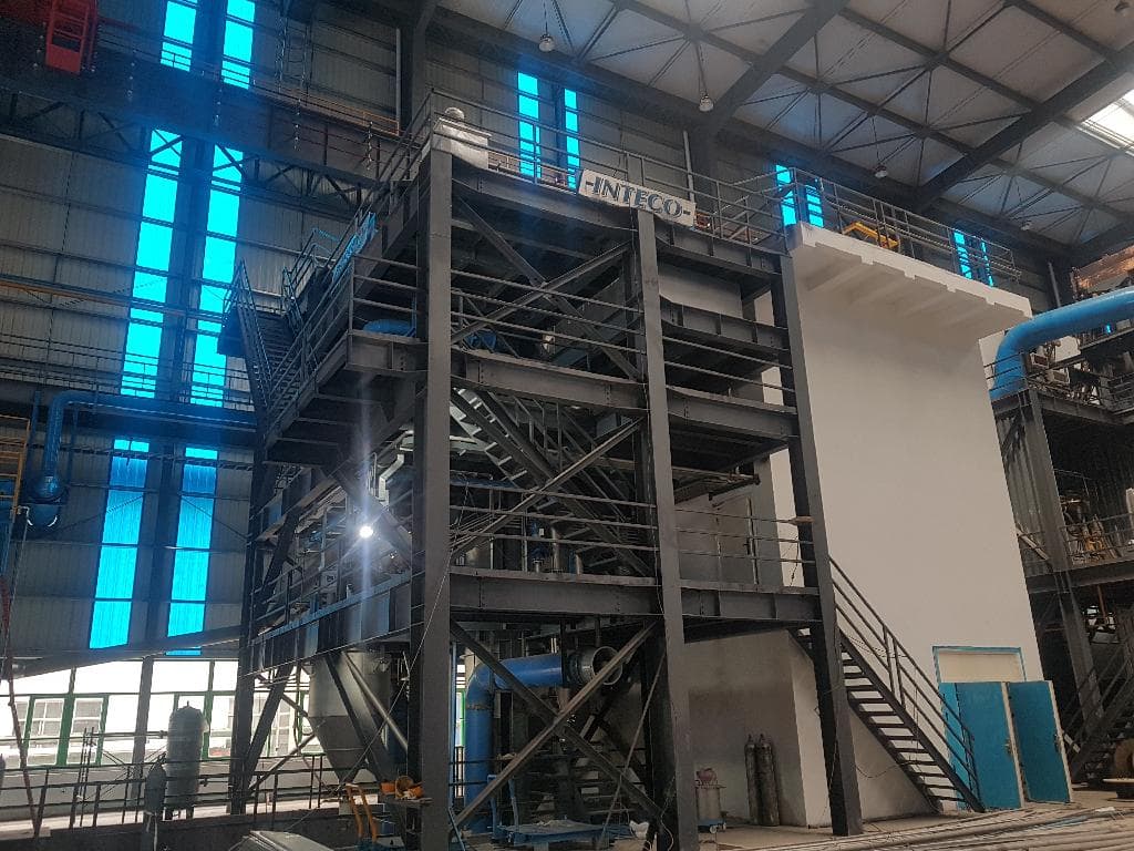 Anlage zur Herstellung von HSS (High Speed Steel) Pulver durch Zerstäubung eines Metall-Schmelzstromes mit Stickstoffgas; dabei wird geschmolzenes Metall durch eine Düse zerstäubt, und in einem Atomisierungsturm während des freien Falls zu kleinen Pulverpartikeln umgewandelt, die nach dem Abkühlen in Blechkapseln gefüllt werden.
(Angaben laut Antragsteller, Abbildung siehe Anlage)