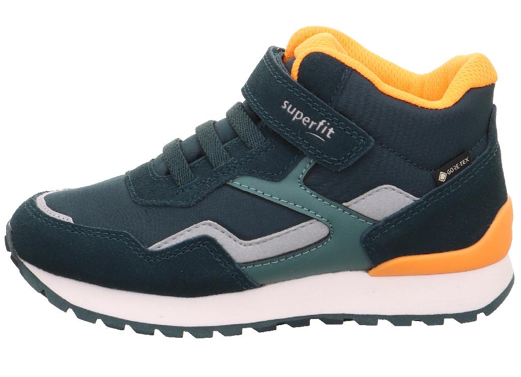Schuh :
- den Knöchel nicht bedeckend, 
- mit einem geschlossenen Blatt und drei elastischen Bändern, über den Rist verlaufend, verarbeitet, verschließbar mittels eines Klettverschlusses;
- mit einer profilierten Laufsohle aus Kautschuk versehen;
- bestehend aus einem Oberteil aus auf das Futter aufgebrachten Teilen aus Gewebe aus Polyester und Leder, es überwiegt der Spinnstoff am Obermaterial;
- nicht als Männer- oder Frauenschuh erkennbar;
- Länge der Innensohle weniger als 24cm;
- verpackt in einem Faltkarton.
Schuhe, welche ausschließlich oder im Wesentlichen beim Gehen getragen werden.
Gem. der Erläuterungen zur KN zu Position 6404, 3. Absatz, bilden Schuhe, welche ausschließlich oder im Wesentlichen beim Gehen, Trekking, Wandern oder Bergsteigen getragen werden, die Ausnahme zu "Schuhen für Sportzwecke".
Aufgrund der Verarbeitung, welche die Stabilität bzw. Festigkeit des Fußes im Schuh nicht gewährleistet, ist der gegenständliche Schuh nicht für Trainingszwecke (Sportzwecke) geeignet.
(Abbildung siehe Anlage)