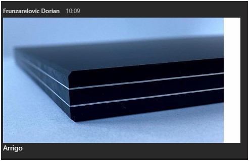 Nicht biegsame Platten (Dicken von 8 – 14mm), sog. Aluminium-Verbundplatten.
Mehrlagige, außen schwarze Platte, deren Außenseiten aus einem Melaminharz bestehen, und deren Innenlagen abwechselnd aus Kunststofflagen (Cellulosederivat) und Aluminiumlagen bestehen (1 - 4 mit einer Dicke von ca. 0,4mm).
Rechteckige Aluminiumverbundplatte aus Aluminiumlagen aus legiertem Aluminium, mit einer Dicke von mehr als 0,2 mm in diversen Abmessungen. Die Platten werden im Innenbereich für Tische, Möbel und Regale verwendet.
(Abbildung siehe Anlage)