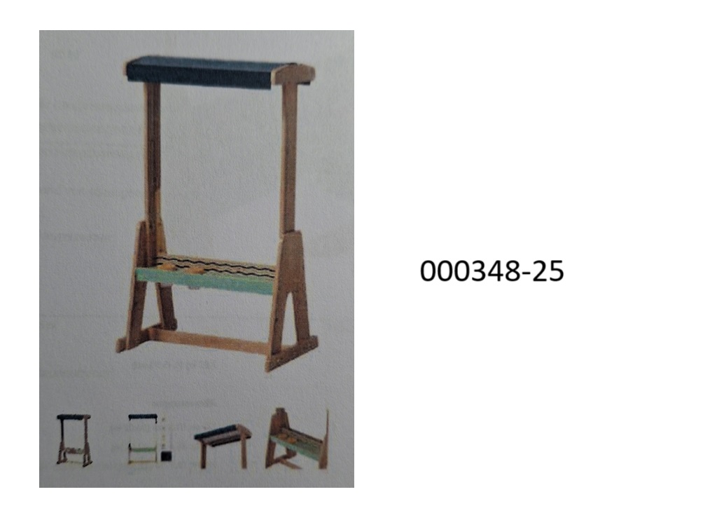 Tafel
- bestehend aus einem Rahmen aus Tannenholz und einer Tafel aus Acrylglas (beidseitig bemalbar) bzw. einem Blockhalter für Flipchart-Papier,
- mit den Maßen von 91,5 x 35,4 x 79,5cm (LxBxH) und einem Gewicht von 3,83kg,
- mit einem kleinen Dach aus einem Spinnstoff und einer Ablagefläche und Becherhalter aus Holz ausgestattet.
(Angaben laut Antragsteller, Abbildung siehe Anlage)