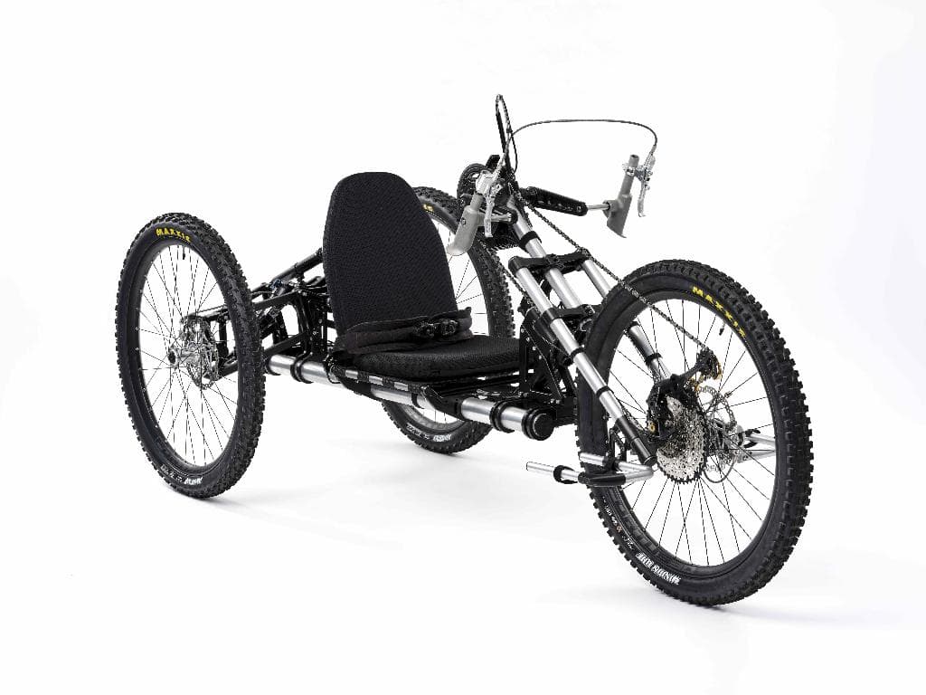 Handbike
- mit 3 Rädern (2 Hinterräder, 1 Vorderrad), einem Sitz und einem Lenker,
- mit einer Länge von ca. 2080mm, einer Breite von ca. 820mm und einem Gewicht von 35kg,
- bestehend aus Mountainbikekomponenten aus Aluminium-Fräselementen,
- mit elektrischem Antrieb (Batterie 250W, Antrieb und Lenkung erfolgen über Vorderrad),
- stellt eine motorisierte Mobilitätshilfe für behinderte Personen dar (Rollstuhl kann im hinteren Bereich mittransportiert werden).
(Angaben laut Antragsteller, Abbildung siehe Anlage)