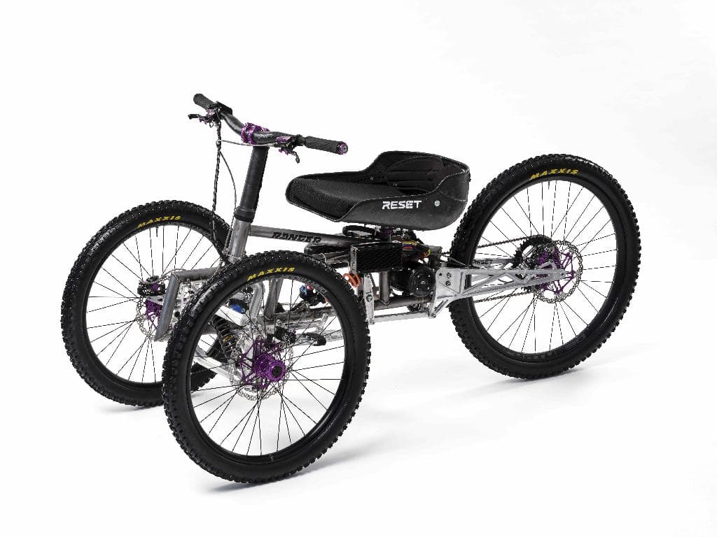 Spezialfahrzeug für Personen mit Handicap
- mit 3 Speichenrädern mit Reifen (2 Vorderräder, 1 Hinterrad), einem ergonomischen Sitz mit Fixierungssystem für Oberkörper und Beine und einem Lenker,
- mit einer Länge von ca. 2080mm, einer Breite von ca. 800mm und einem Gewicht von 35kg,
- bestehend aus einem Rahmen aus Stahl und Mountainbikekomponenten aus Aluminium-Fräselementen, mit hydraulischen Scheibenbremsen ausgestattet,
- mit elektrischem Antrieb (Batterie 2500W, Antrieb und Lenkung erfolgen über Vorderrad),
- stellt eine motorisierte Mobilitätshilfe/Bewegungserweiterung für behinderte Personen (Rollstuhl- oder Bewegungseinschränkung) dar. Die Ware ist ausschließlich für diese Nutzergruppe bestimmt und konstruiert (passive Beine, Fixierungssystem).
(Angaben laut Antragsteller, Abbildung siehe Anlage)