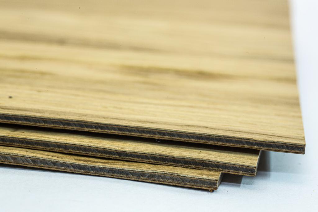 Ähnliches Lagenholz,
- mehrlagig: 
-- Decklage Echtholz: 0.39mm, 
-- HPL Lage: 0,27mm, 
-- Echtholzlage: 0,34mm, 
-- HPL Lage: 1,43mm
-- Echtholzlage:0,44mm
-- HPL Lage:0,27mm
-- Außenlage Echtholz:0,81mm
- mit einer Gesamtdicke von ca. 4mm,
- die Holzmittellagen sind zum Teil durch HPL-Lagen (High Pressure Laminat / Melamin + Cellulose) ersetzt,
- Einsatzbereich: Innentüren, Haustüren, Garagentore u.ä.,
- laut Firmenangaben in den Formaten 2500 x 1250mm / 2200 x 1100mm (längs) und 1250 x 2500mm / 1100 x 2200mm (quer) vorliegend,
- das Holz bestimmt den Charakter der Ware.
(Abbildung siehe Anlage)