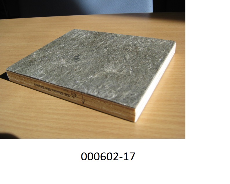 Es handelt sich um eine Platte aus anderem Lagenholz, ähnlich Sperrholz, mit einer Deckschicht aus Stein (Dünnschiefer), welche mit glasfaserverstärktem Harz am Holz befestigt ist. Die Ware mit einer Gesamtdicke von 16mm besteht aus 9 Lagen
- Decklage: dünne „Steinschicht“, welche mit einer glasfaserverstärkten Harzschicht am Lagenholz befestigt ist;
- Mittellage: 7lagig, die 2 x 2 äußeren Lagen sind jeweils faserparallel und die drei mittleren Lagen sind gesperrt ausgeführt;
- untere Lage: sehr dünne „Steinschicht“, welche mit einer glasfaserverstärkten Harzschicht am Lagenholz befestigt ist.
Die Dicke der Deckschicht beträgt ca. 1,8mm.
Die Ware findet Verwendung im Sauna-, Infrarot-, Wärmekabinen- oder Wellnessanlagenbau. Als charakterbestimmend im Hinblick auf die Verwendung wird der Schiefer angesehen.
(Abbildung siehe Anlage)
