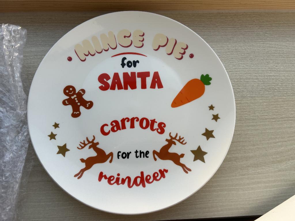 Anderes keramisches Geschirr in Form eines flachen Tellers
- mit mehrfärbigen, weihnachtlichen Motiven versehen und mit einem Durchmesser von ca. 26cm,
- bestehend aus bemaltem, glasiertem Steinzeug (weißer, homogener, poröser, verglaster Scherben, nicht durchscheinend und dicht),
- der tatsächliche Gebrauchswert dieser Tischware wird vom Ziercharakter nicht übertroffen, der Gebrauchscharakter ist daher der gleiche wie bei einem entsprechenden nicht verzierten Teller.
- für den Tisch- oder Küchengebrauch.
(Abbildung siehe Anlage)