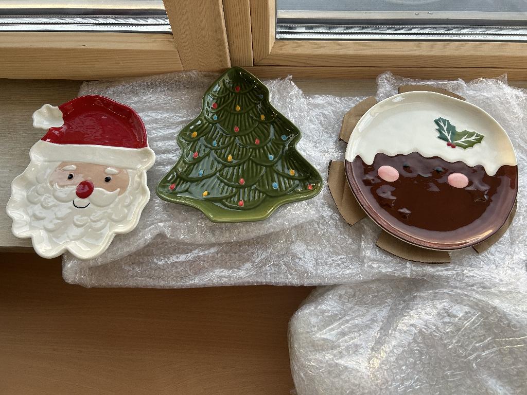 Anderes keramisches Geschirr in Form eines flachenTellers
- in verschiedenen, weihnachtlichen Designs (Weihnachtsbaum, Nikolo-Kopf) vorliegend, das untersuchte Muster stellt einen stilisierten Keks dar mit einem größten Durchmesser von ca. 23,4cm,
- bestehend aus bemaltem, glasiertem Steinzeug (weißer, homogener, poröser, verglaster Scherben, nicht durchscheinend und dicht), auf der Oberfläche mehrfärbig und schwach erhabenen gearbeitet („Keks“),
- der tatsächliche Gebrauchswert dieser Tischware wird vom Ziercharakter nicht übertroffen, der Gebrauchscharakter ist daher der gleiche wie bei einem entsprechenden nicht verzierten Teller.
- für den Tisch- oder Küchengebrauch.
(Abbildung siehe Anlage)