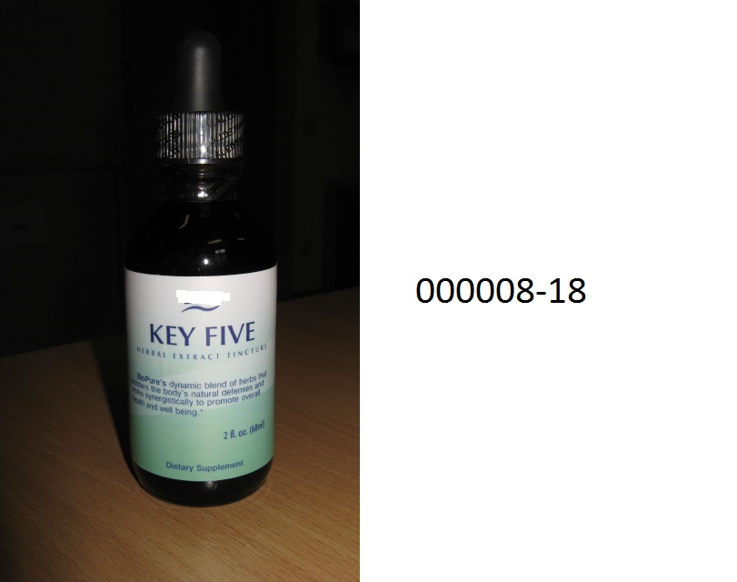 Braunes, leicht tr?bes, kr?uterartig riechendes unmittelbar trinkbares, alkoholhaltiges, verbrauchsteuerpflichtiges Getr?nk in Beh?ltnissen mit einem Inhalt von 2 l oder weniger; im Wesentlichen bestehend aus Pflanzenextrakten (lt. Deklaration aus Koriander (Blatt), Ginkgo (Blatt), Zitronenmelisse (Blatt), Lomatium Wurzel, Johanniskraut), Ethanol und Wasser; aufgemacht in einem etikettierten Braunglasfl?schchen mit versiegelten, schwarzen Schraubverschluss mit integrierter Quetschpipette zu 2 fl.oz (60 ml); das Erzeugnis wird als Nahrungserg?nzungsmittel angek?ndigt.