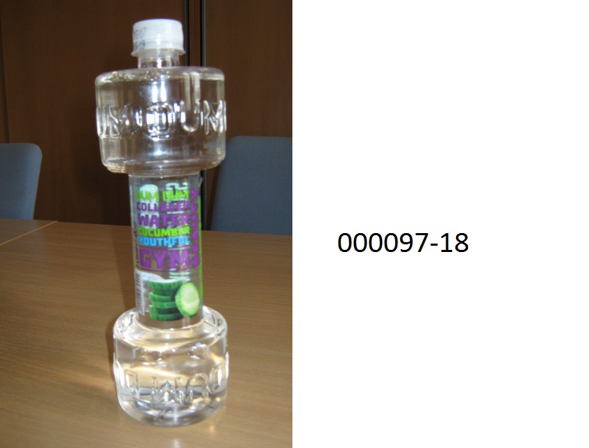 Wasser mit Zusatz von S??mitteln und Aromastoffen, in Form eines blass-gelben, klaren, nach Gurken riechenden und ebenso, sowie s??-sauer schmeckenden Getr?nkes, im Wesentlichen bestehend aus Wasser, einer Eiwei?verbindung (Collagen), Aromastoffen, S??mittel (Stevia), S?uerungsmittel und Konservierungsmittel; aufgemacht in einer, mit buntbedrucktem Schleifbandetikett versehenen, farblosen Klarsichtkunststoffflasche in Form einer Hantel mit Schraubverschluss zu 710 ml.