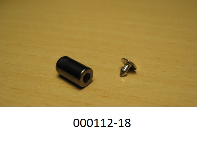 Nachahmung eines Schmucksteines, bestehend aus
- einer silbergrauen Metallh?lse aus versilbertem Messing
- einem in der Metallh?lse eingesetzten, kugelf?rmigen Strassstein (nicht geschliffen und mechanisch poliert), ausgestattet mit einem Metalldorn mit Tellerkopf zur Befestigung.
Laut Antragsteller wird die Ware zu Zierzwecken in der Textil- und Lederindustrie verwendet.
Als wesensbestimmend wird der Strassstein angesehen.
(Abbildung siehe Anlage)