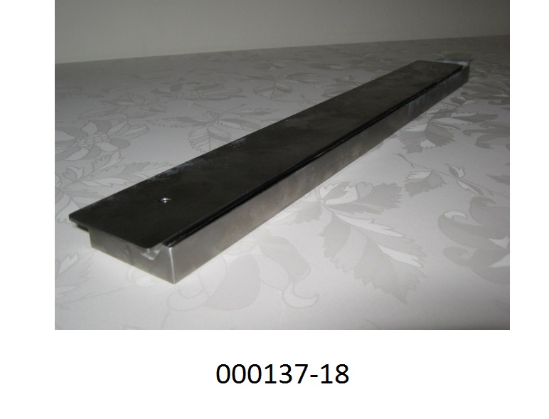 Es handelt sich um einen ca. 40 x 4,5 x 1,5 cm gro?en, silberfarbenen Metallquader, der eine abnehmbare R?ckwand besitzt, welche zwei runde Befestigungsl?cher besitzt. Das Geh?use besteht aus gew?lztem Edelstahl.
Im Inneren sind zwei Ferritmagnete eingeklebt, welche die R?ckwand halten.
Die Ware dient zur Montage in der K?che oder in der Werkstatt, um Messer, Schraubenzieher und andere metallische Gegenst?nde daran zu befestigen; der Magnet bestimmt den Charakter des Ganzen.
Das Erzeugnis  ist zusammen mit zwei D?beln und zwei Schrauben verpackt.
(Angaben laut Antragsteller)