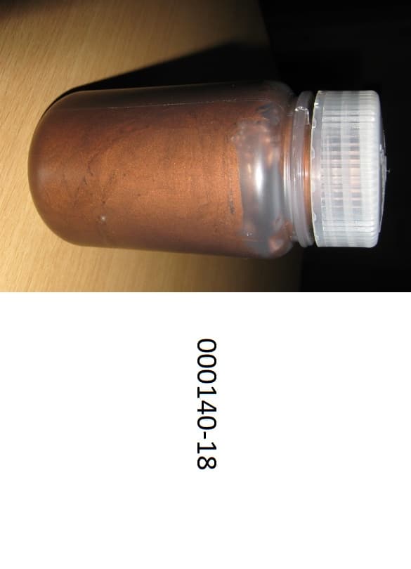 Zubereitetes Schmiermittel in Form einer braunen, metallisch gl?nzenden Masse, kein Erd?l ode ?l aus bitumin?sen Mineralien enthaltend, im Wesentlichen bestehend aus Kupferpulver, organischen, unverseifbaren Verbindungen, Molybd?nsulfid und anderen anorganischen Zus?tzen (Schwefel, Talkum).
