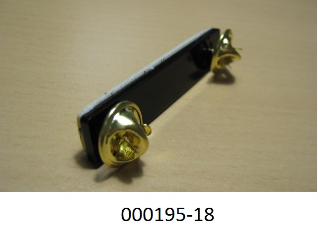 Zusammengesetzte Ware in Form einer Anstecknadel (Clip), bestehend aus 
- einem rechteckigen Kunststofftr?ger, mit den Ma?en von 50 x 9 x 3mm (LxBxH), welcher auf der Schauseite mit einer selbstklebenden Beschichtung aus EVA-Schaum versehen ist,
- zwei klammerartige Verschl?sse (Clips) aus einem unedlen Metall: zwei Dorne aus unedlem Metall sind an den schmalen Kanten der R?ckseite des Kunststofftr?gers angebracht, um diesen mittels zweier runder Pl?ttchen aus unedlem Metall (Durchmesser ca. 1cm) an der Kleidung zu fixieren.
Die Verschl?sse aus unedlem Metall bestimmen im Hinblick auf die Verwendung den Charakter der Ware.
(Abbildung siehe Anlage)