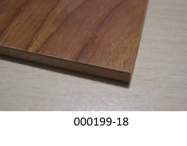 Lagenholz, in Form einer dreilagigen Platte (ca. 199 x 149 x 3,8mm gro?es Musterst?ck), bestehend aus 
- zwei Au?enlagen aus ca. 0,8mm starken Ahornholzfurnieren,
- einer Mittellage aus einer Holzfaserplatte (HDF-Platte).
Auf der Hirnseite der Holzfurniere geschliffen.
(Abbildung siehe Anlage)