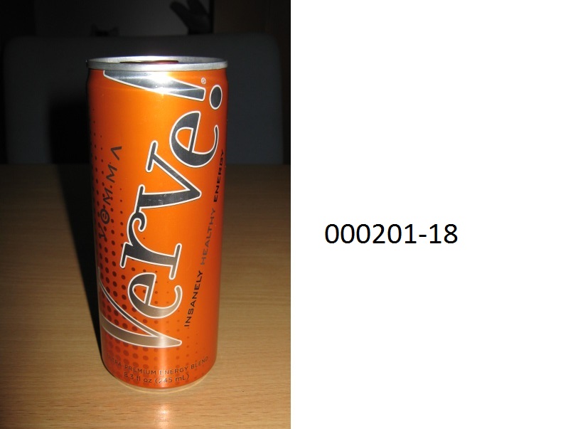 Nicht alkoholhaltiges, kein Zucker enthaltenes, orangefarbenes, tr?bes, kohlens?urehaltiges Getr?nk mit fruchtigem, s?uerlichem und s??lichem Geschmack, bestehend aus Wasser, Fruchtsaft und ?extrakt der Mangostane, Fructose, Aloe Vera Saft, gr?nem Tee, Citronens?ure, Coffein, Vitaminen, Mineralstoffen, Spurenelementverbindungen, Aroma, Konservierungsstoffen und Hilfsstoffen; aufgemacht in einer buntbedruckten Metalldose mit Aufrei?verschluss zu 8.3 fl.oz (245 ml).