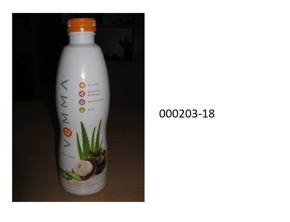 Nicht alkoholhaltiges, kein Zucker enthaltenes, br?unlich-orangefarbenes, tr?bes, kohlens?urehaltiges Getr?nk mit fruchtigem, s?uerlichem und s??lichem Geschmack, bestehend aus Wasser, Fruchtsaft und ?extrakt der Mangostane, Fructose, Aloe Vera Saft, gr?nem Tee, Vitaminen, Spurenelementverbindungen, Aroma, Konservierungsstoffen und Hilfsstoffen; aufgemacht in eine in buntbedruckte Kunststofffolie eingeschwei?te, wei?e Kunststoffflasche mit orangefarbenem Schraubverschluss mit Sprengring sowie Innenversiegelung zu 1 Qt (32 fl.oz) 946 ml.