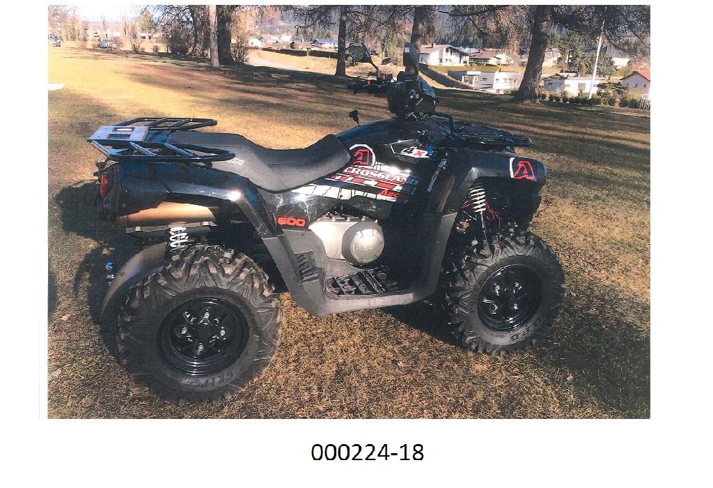 Neues vierradgetriebenes Geländefahrzeug (ATV), mit einer Seilwinde und einem flüssigkeitsgekühlten 565 ccm Hubkolbenverbrennungsmotor mit Fremdzündung ausgestattet. 
Das Fahrzeug weist folgende Merkmale auf:
 eine Lenkstange mit zwei Griffen, an der die Kontrolleinrichtungen für die Steuerung des Fahrzeugs montiert sind; die Lenkung wird durch Drehen der zwei Vorderräder bewirkt und beruht auf einem Kraftwagenlenksystem (Ackermann-Prinzip); 
 Bremssysteme an allen Rädern; 
 ein Automatikgetriebe und einen Rückwärtsgang; 
 einen Motor, der speziell für die Benutzung in schwer zugänglichem Gelände entwickelt ist und bei niedriger Drehzahl eine ausreichende Zugkraft für angehängte Gerätschaften liefert; 
 die Kraft wird über Wellen auf die Räder übertragen und nicht mittels einer Kette; 
 eine fest angebrachte Seilwinde;
 die Reifen haben ein tiefes Profil, das für unbefestigtes Gelände geeignet ist; 
 eine Anhängevorrichtung (Anhängekupplung), mit der das Fahrzeug mindestens das Zweifache seines Eigengewichts ziehen oder schieben kann; 
 eine Anhängelast (nicht gebremst) von mindestens dem Zweifachen seines Eigengewichts.
Das Fahrzeug dient zur Verrichtung von Arbeiten im unwegsamen Gelände, kann aber auch zum Ziehen oder Schieben anderer Fahrzeuge, Geräte oder Lasten verwendet werden und ist zur Verwendung als Forstschlepper oder Ackerschlepper bestimmt.
(Angaben laut Antragsteller)
(Abbildung siehe Anlage)