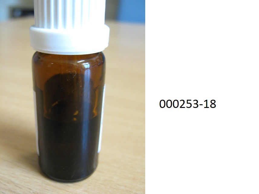 Brauner, zähflüssiger, nicht alkoholhaltiger, anderer Pflanzenauszug, überwiegend bestehend aus Cannabidiol, sowie anderen Cannabinoiden aus der Cannabis-Pflanze.