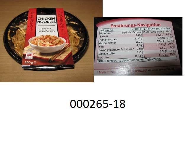 Nicht gef?lltes, nicht getrocknetes (feuchtes), gekochtes, gek?hltes Teigwarengericht (Nudelfertiggericht), weniger als 20 GHT Wurst, Fleisch, Schlachtnebenerzeugnisse, Blut, Fische, Krebstiere, Weichtiere oder andere wirbellose Wassertiere enthaltend, in Form von hellbeigefarbenen, bandf?rmigen (ca. 4 mm breit und ca. 2 mm dick), weichgekochten Nudeln (Anteil: ca. 80 GHT), vermengt mit Gem?sest?ckchen (roter Pfefferoni und Lauch), sowie weichgekochten, w?rzig marinierten H?hnerfleischst?ckchen (Anteil: ca. 17,4 GHT) und eingelegt in einer w?rzigen Tomaten-Sojaso?enzubereitung, bestehend aus Sojaso?e, Tomatenmark, Gew?rzen, sowie geringf?gigen anderen Zutaten; aufgemacht in einer schwarzen, runden Kunststoffschale mit aufgeschwei?tem, transparentem Foliendeckel zu 350 g.