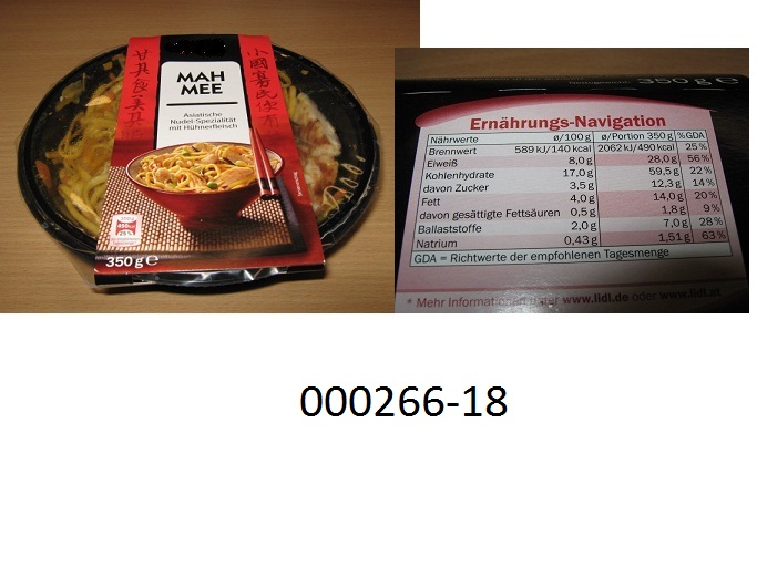 Nicht gef?lltes, nicht getrocknetes (feuchtes), gekochtes, gek?hltes Teigwarengericht (Nudelfertiggericht), weniger als 20 GHT Wurst, Fleisch, Schlachtnebenerzeugnisse, Blut, Fische, Krebstiere, Weichtiere oder andere wirbellose Wassertiere enthaltend, in Form von gelben bis beigefarbenen, bandf?rmigen (ca. 4 mm breit und ca. 2 mm dick), weichgekochten Nudeln (Anteil: ca. 61,8 GHT), vermengt mit Gem?sest?ckchen (Karotten, Zwiebeln, Erbsen, Wei?kohl und Pfefferoni), sowie gekochten, w?rzig marinierten H?hnerfleischst?ckchen (Anteil: ca. 18,3 GHT) und eingelegt in einer w?rzigen Sojaso?enzubereitung, bestehend aus Sojaso?e, Gew?rzen, sowie geringf?gigen anderen Zutaten; aufgemacht in einer schwarzen, runden Kunststoffschale mit aufgeschwei?tem, transparentem Foliendeckel zu 350 g.