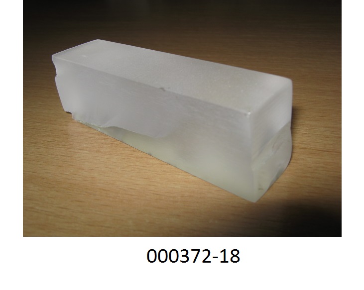 Glasmasse
- in Form eines ca. 8,5 x 2,6 x 2,05cm gro?en, rechteckigen Glasquaders,
- roh zugerichtet, von tr?ber Farbe,
- bestehend aus geschmolzenem SiO2.
(Abbildung siehe Anlage)