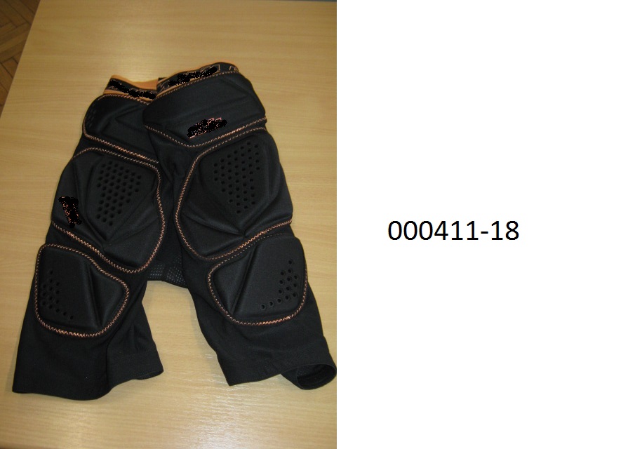 Andere Unterhosen
- zum Bedecken des Unterk?rpers, beide Beine einzeln umschlie?end (Oberschenkel bedeckend),
- mit einem Eingriff verarbeitet, daher erkennbar f?r M?nner oder Knaben,
- mit mehreren Schaumstoffeinarbeitungen (Protektoren) versehen,
- bestehend ?berwiegend aus einem gewirkten Spinnstoff auf Polyesterbasis,
- im Schritt mit einem d?nnen Vlies ausgestattet, auf welches eine gesch?umte Masse aufkaschiert wurde,
- dazu vorgesehen, unterhalb der Oberbekleidung getragen zu werden,
- besonders gestaltet, um den Schutz des Unterk?rpers beim Motorradfahren zu gew?hrleisten.
(Abbildung siehe Anlage)