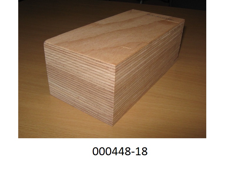 Träger und Platten in Form von unbearbeiteten Waren in diversen Abmessungen. 
Bestehend aus 26 miteinander verleimten Furnierblättern aus Holz.
Die Schälfurniere dessen Lagen eine Dicke von weniger als 6 mm aufweisen sind faserparallel bzw. kreuzweise verklebt. Beide Außenlagen bestehen aus Buchenholz.
Die Ware ist daher als anderes ähnliches Lagenholz einzureihen.
(Abbildung siehe Anlage)