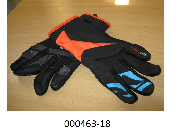Fingerhandschuh, bestehend aus
- einer geschäumten Masse, beidseitig mit einem Gewirke auf Polyamidbasis überzogen,  in der Pulsregion,
- einem bedruckten Gewirke auf Polyesterbasis im Hand-, Fingerrücken und Daumen, 
- einem elastischen Gewirke auf Polyamidbasis in den Fingerzwischenräumen,
- einem lederähnlichen Erzeugnis aus einem chemisch verfestigten Vlies (Lederimitat auf Polyurethanbasis) an den Handinnenflächen.
Mit einem auf der Innenseite des Zeige- und Mittelfingers aufgebrachten Muster aus Silikon versehen.
Verpackt in einem Kunststofffoliensäckchen. Flächenmäßig überwiegt das Gewirke.
Tarifarisch handelt es sich um einen teilweise mit Kunststoff  (Silikon) berzogenen Fingerhandschuh aus einem Gewirke. 
(Abbildung siehe Anlage)