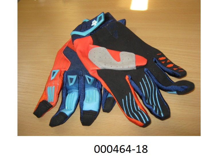 Fingerhandschuh, bestehend aus
- einem lederartigen Erzeugnis (chemisch verfestigtes Vlies, Lederimitat auf Polyurethanbasis) an der Handinnenfläche
- einem Gewirke auf Polyesterbasis bzw. Polyamidbasis am Daumen, unteren Handrücken und Fingerrücken,
- einer geschäumten Masse, welche beidseitig mit einem Gewirke auf Polyamid- bzw. Polyesterbasis überzogen ist am mittleren Handrücken,
- einer geschäumten Masse, welch beidseitig mit einem Gewirke auf Polyamidbasis überzogen ist im Pulsbereich,
- einer Verstärkung aus Kunststoff auf Polyvinylchloridbasis bzw. Muster aus Silikon an den Fingern.
Im Pulsbereich mittels eines Klettverschlusses verengbar.
Das Gewirke überwiegt knapp an der Ware.
Verpackt in einem Kunststofffoliensäckchen.
Tarifarisch handelt es sich um einen teilweise mit Kunststoff überzogenen/bedruckten Fingerhandschuh. 
(Abbildung siehe Anlage)